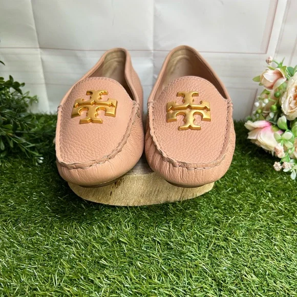 TORY BURCH EVERLY DRIVER LOAFER IN PINK MOON GOLD
BRASS LOGO SIZE 10.5 like new - Picture 6 of 17
